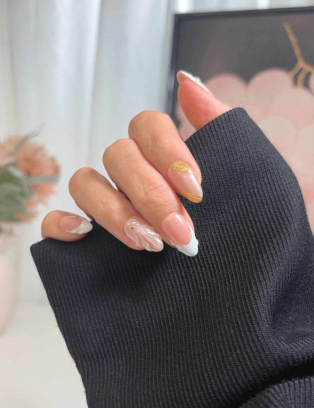 Sculpted Swan Feather Press-On Nails – Short Almond with Gold Accent