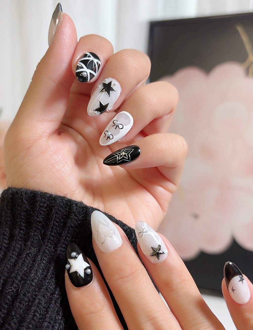 Stellar Vibes – Black & White Star Press-On Nails (Short Almond)