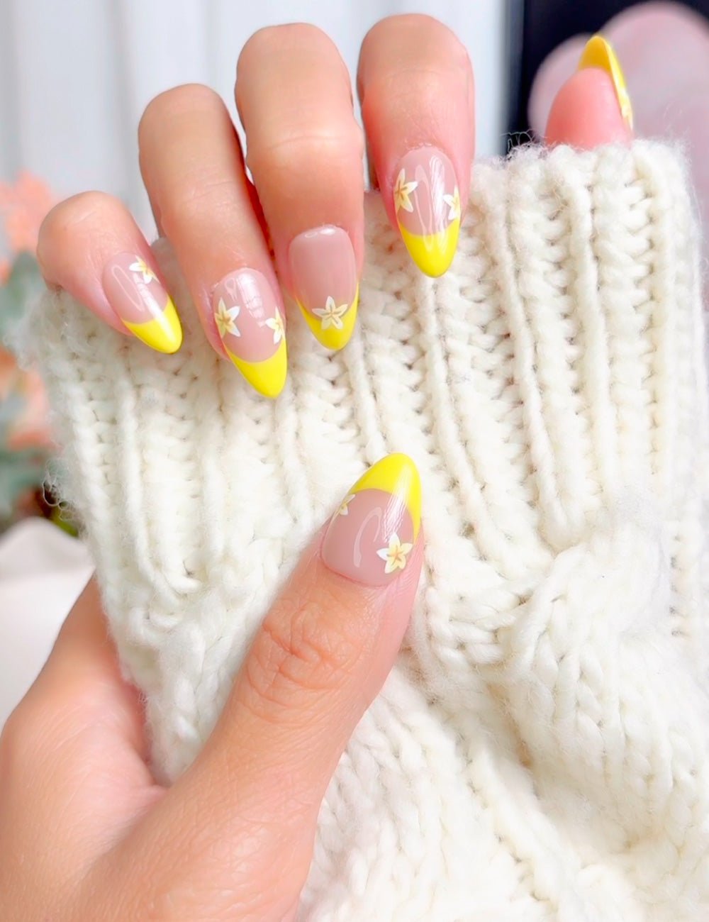 Sunny Bloom Short Round Press-On Nails 3080