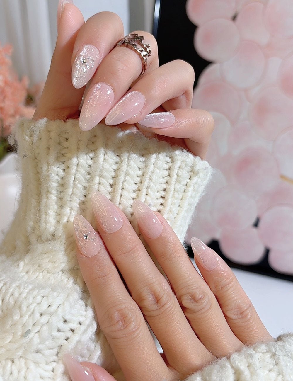 Soft Sparkle Short Almond Press-On Nails | CHICNAILS
