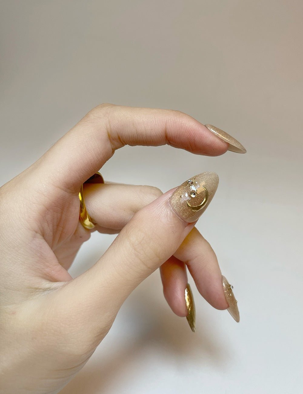 Golden Hour Press-On Nails – Champagne Sparkle & Gold Swirl Accent