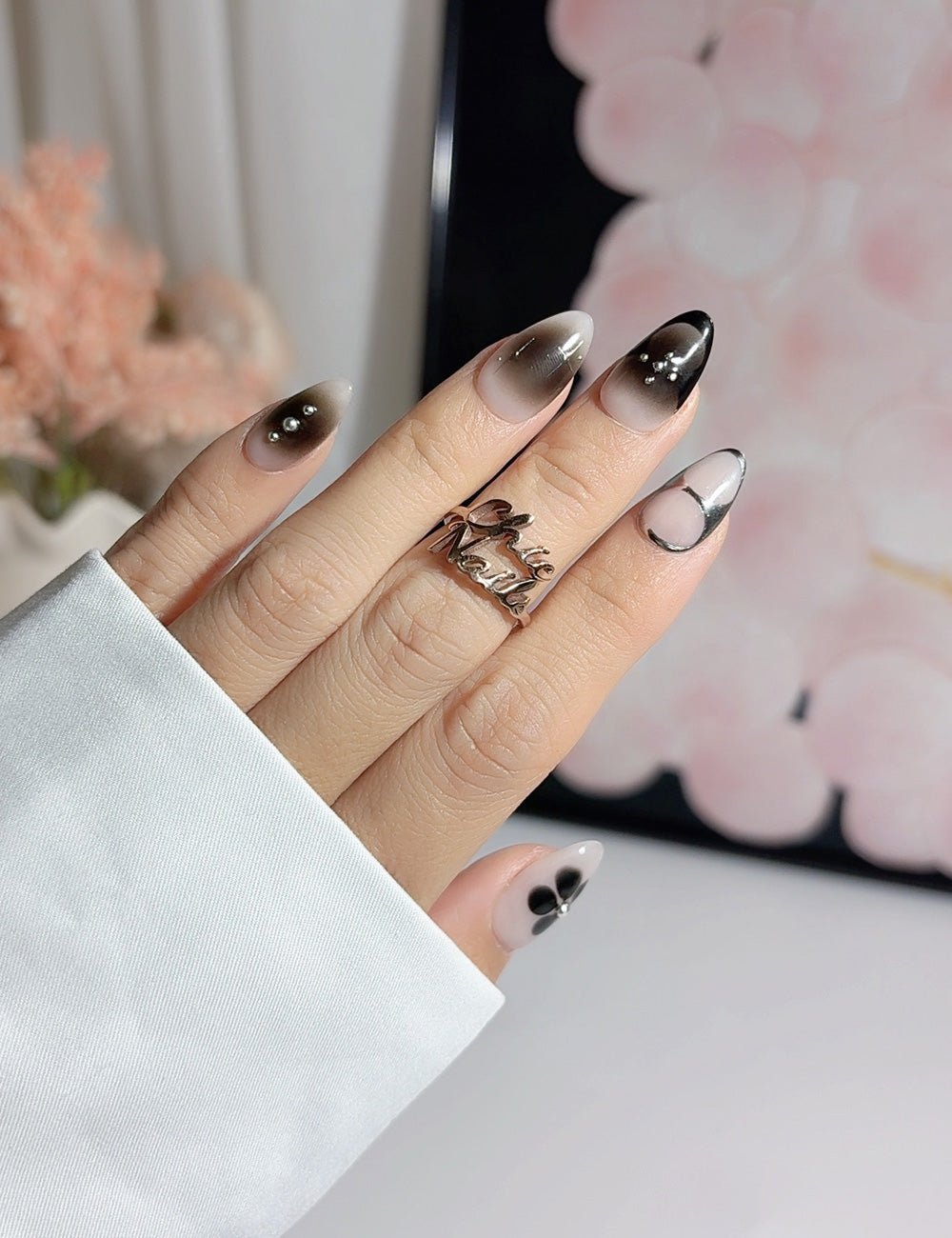 Smoky Bloom Black & White Press-On Nails – Short Almond Description