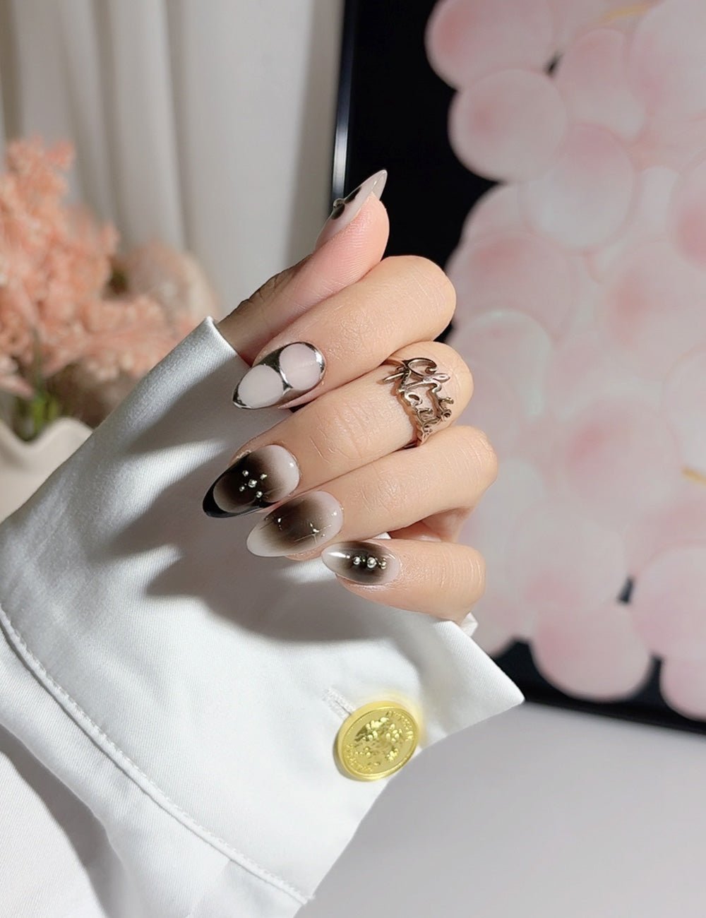 Smoky Bloom Black & White Press-On Nails – Short Almond Description