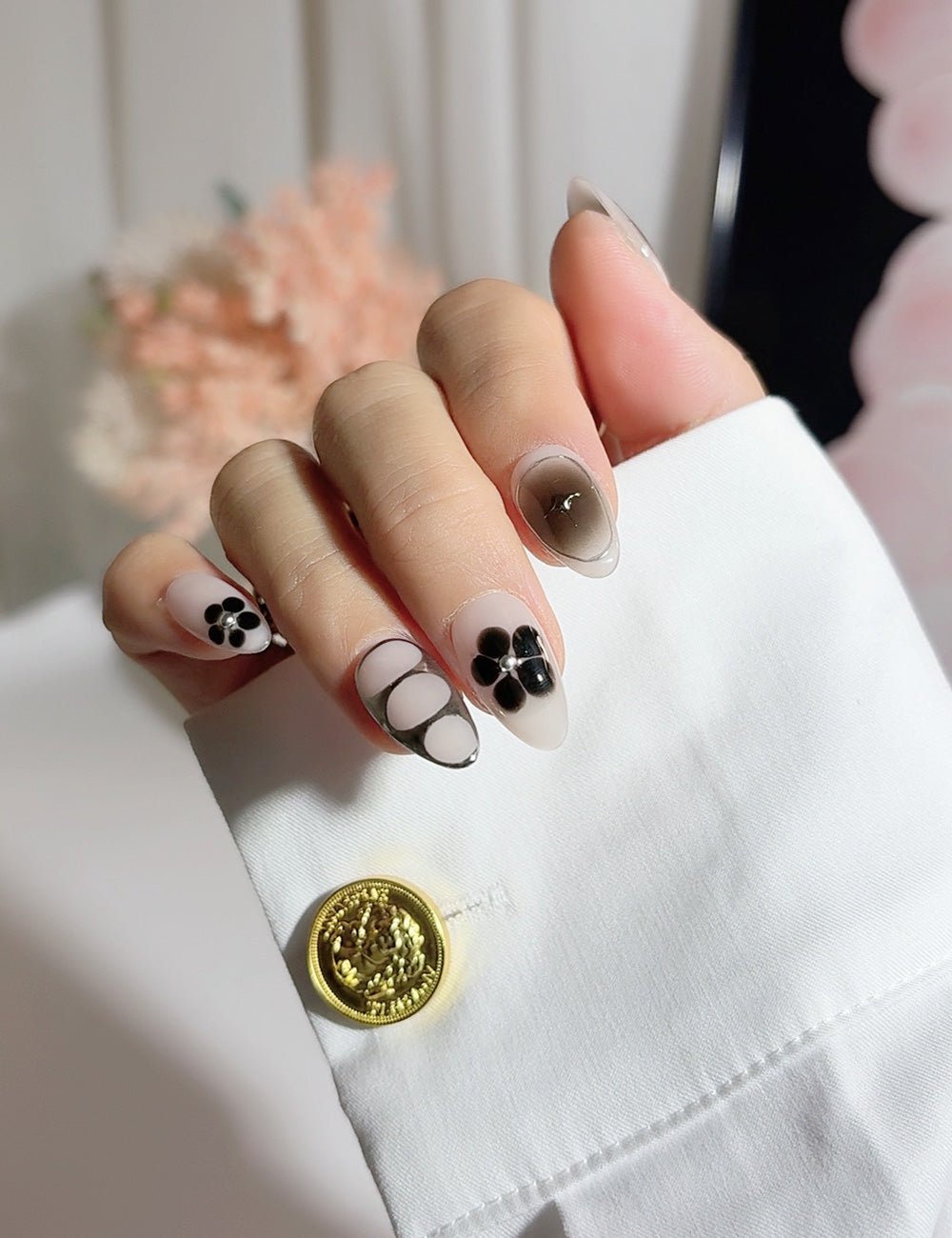 Smoky Bloom Black & White Press-On Nails – Short Almond Description