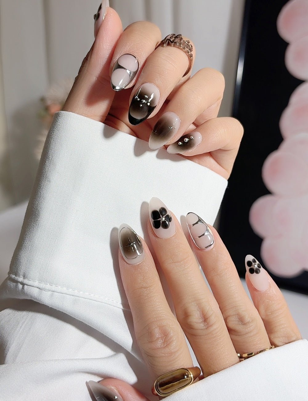 Smoky Bloom Black & White Press-On Nails – Short Almond Description