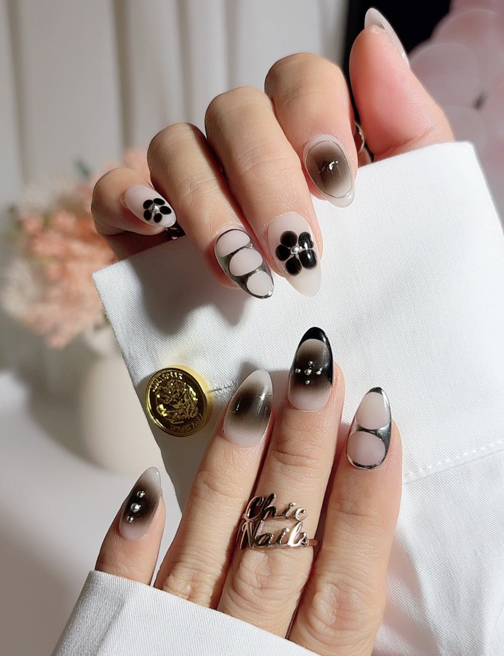 Smoky Bloom Black & White Press-On Nails – Short Almond Description