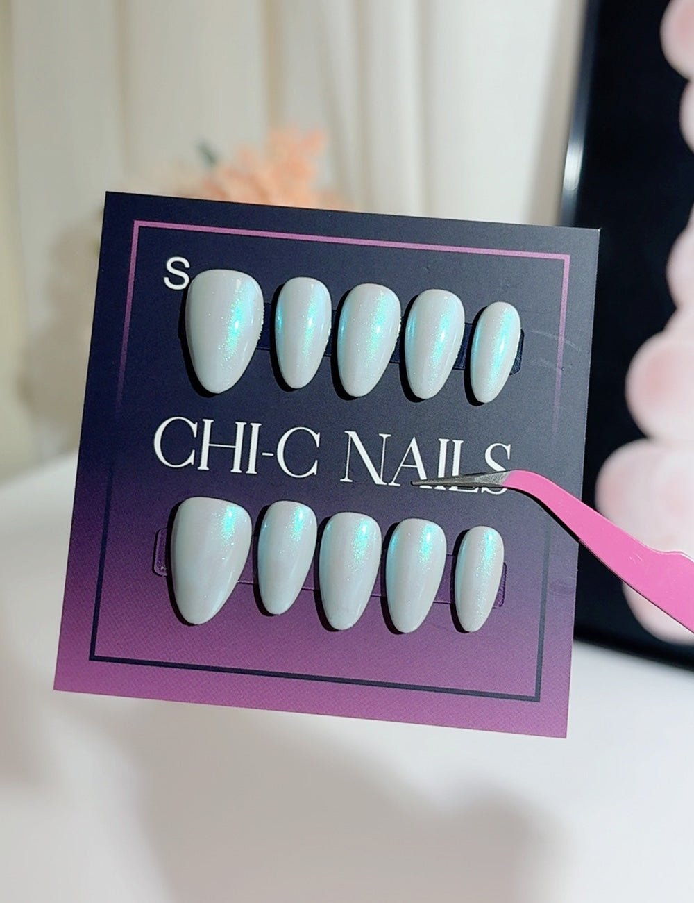 Icy Pearl Glow Press-On Nails – Short Almond Set