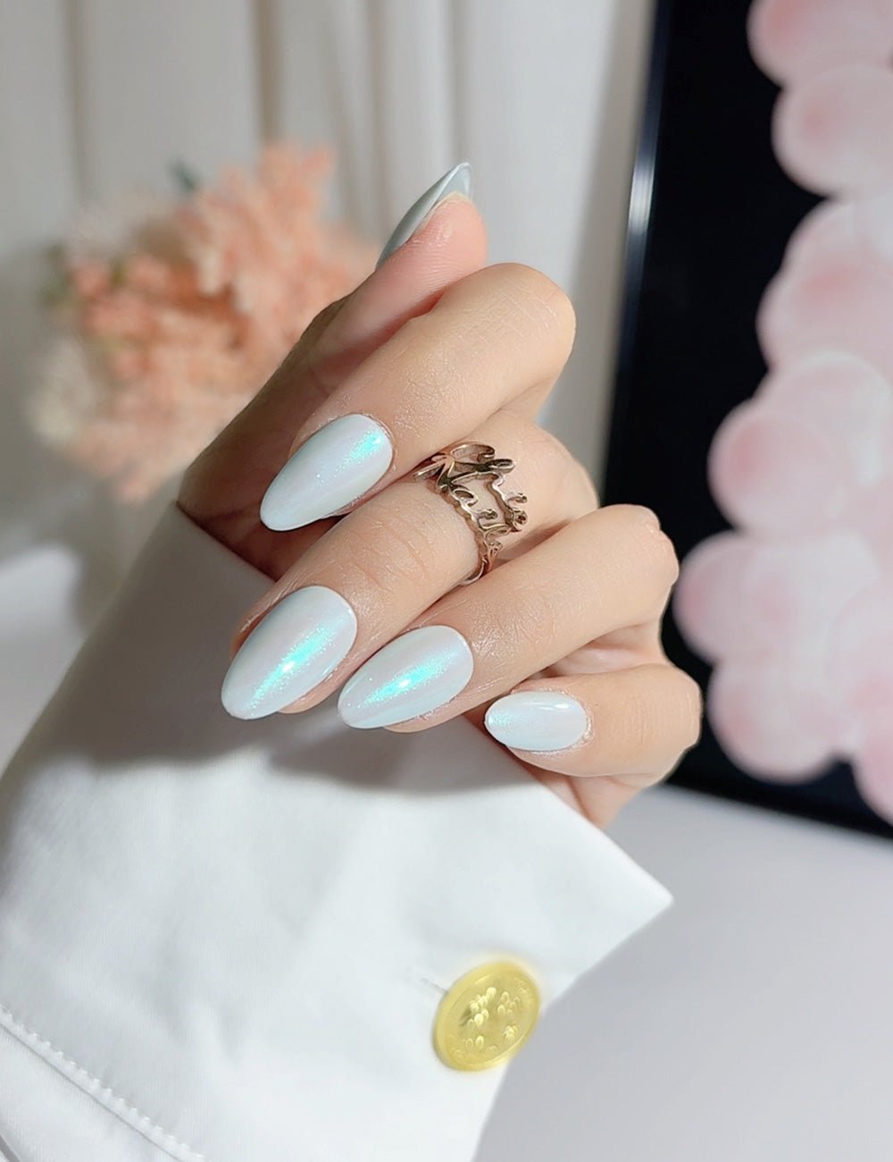 Icy Pearl Glow Press-On Nails – Short Almond Set