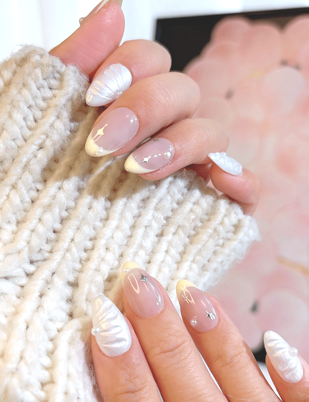 Shell Pearl & Star Press-On Nails – Short Almond | 3D White Iridescent Design