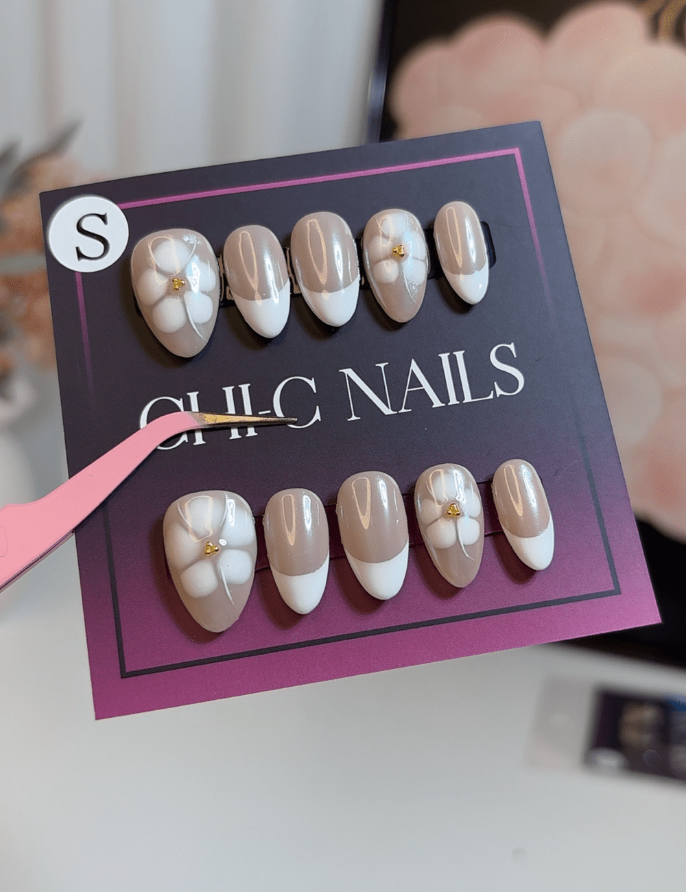 French Tip & 3D Daisy – Short Almond