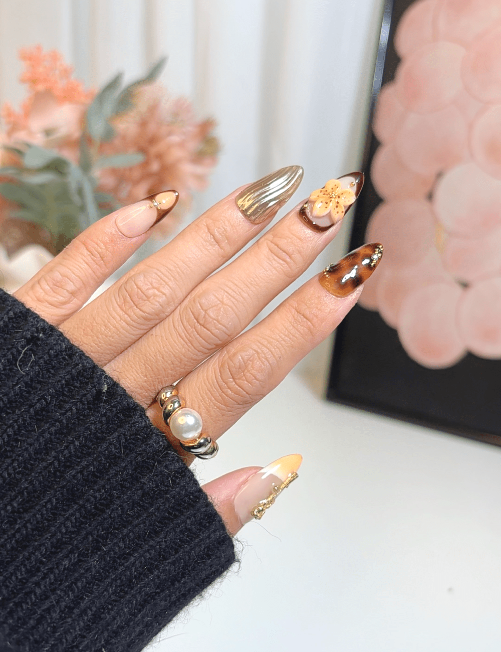 Tortoiseshell Bloom & Gold Detail – Medium Almond