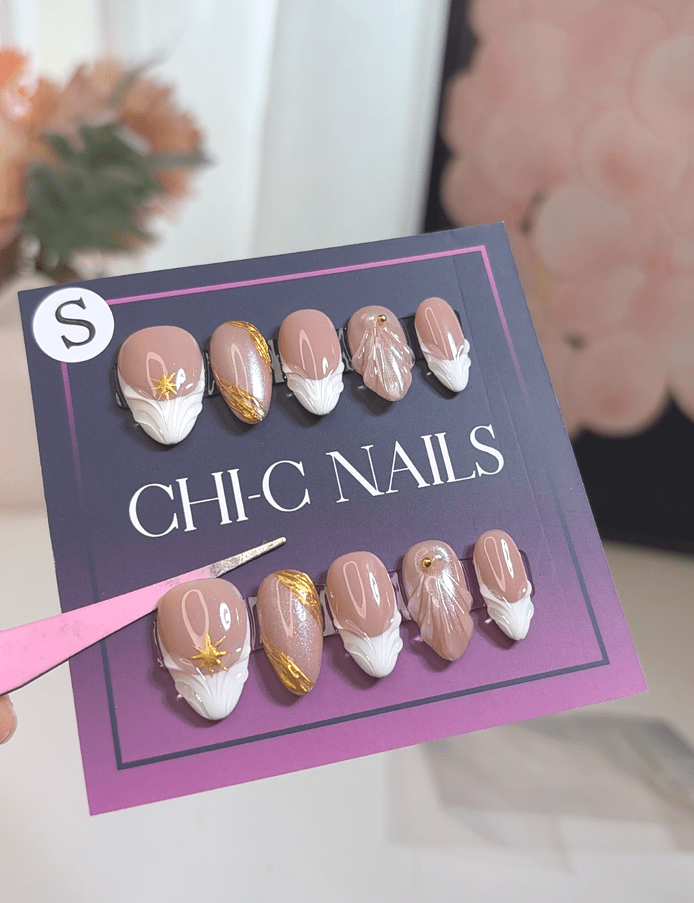 Sculpted Swan Feather Press-On Nails – Short Almond with Gold Accent