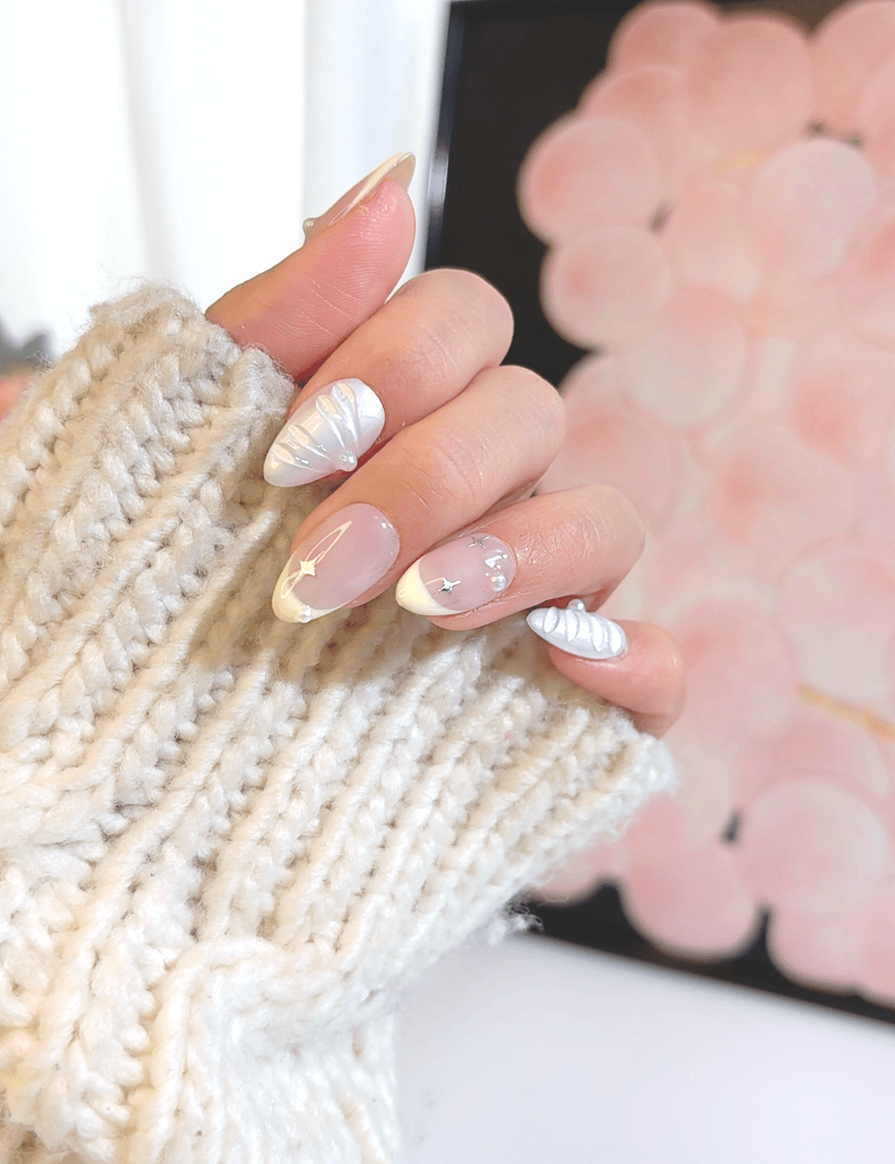 Shell Pearl & Star Press-On Nails – Short Almond | 3D White Iridescent Design
