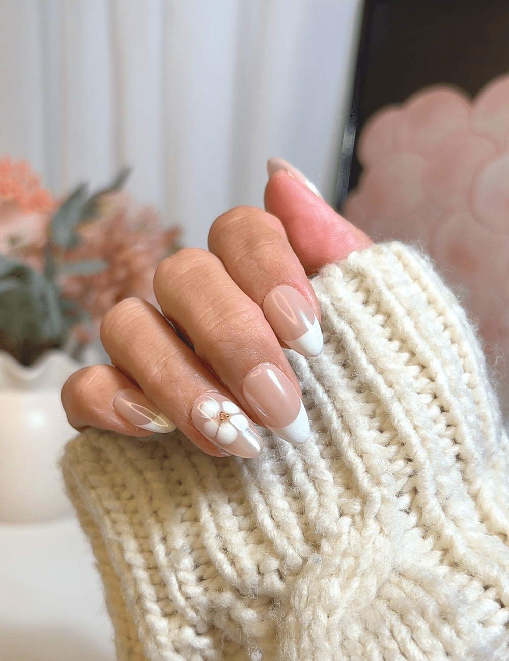 French Tip & 3D Daisy – Short Almond