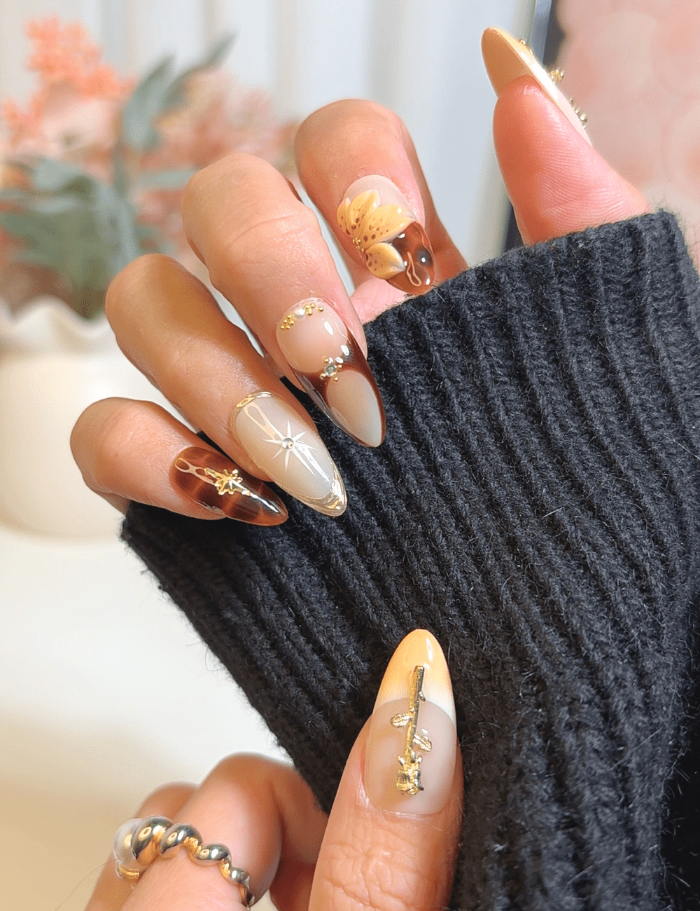 Tortoiseshell Bloom & Gold Detail – Medium Almond