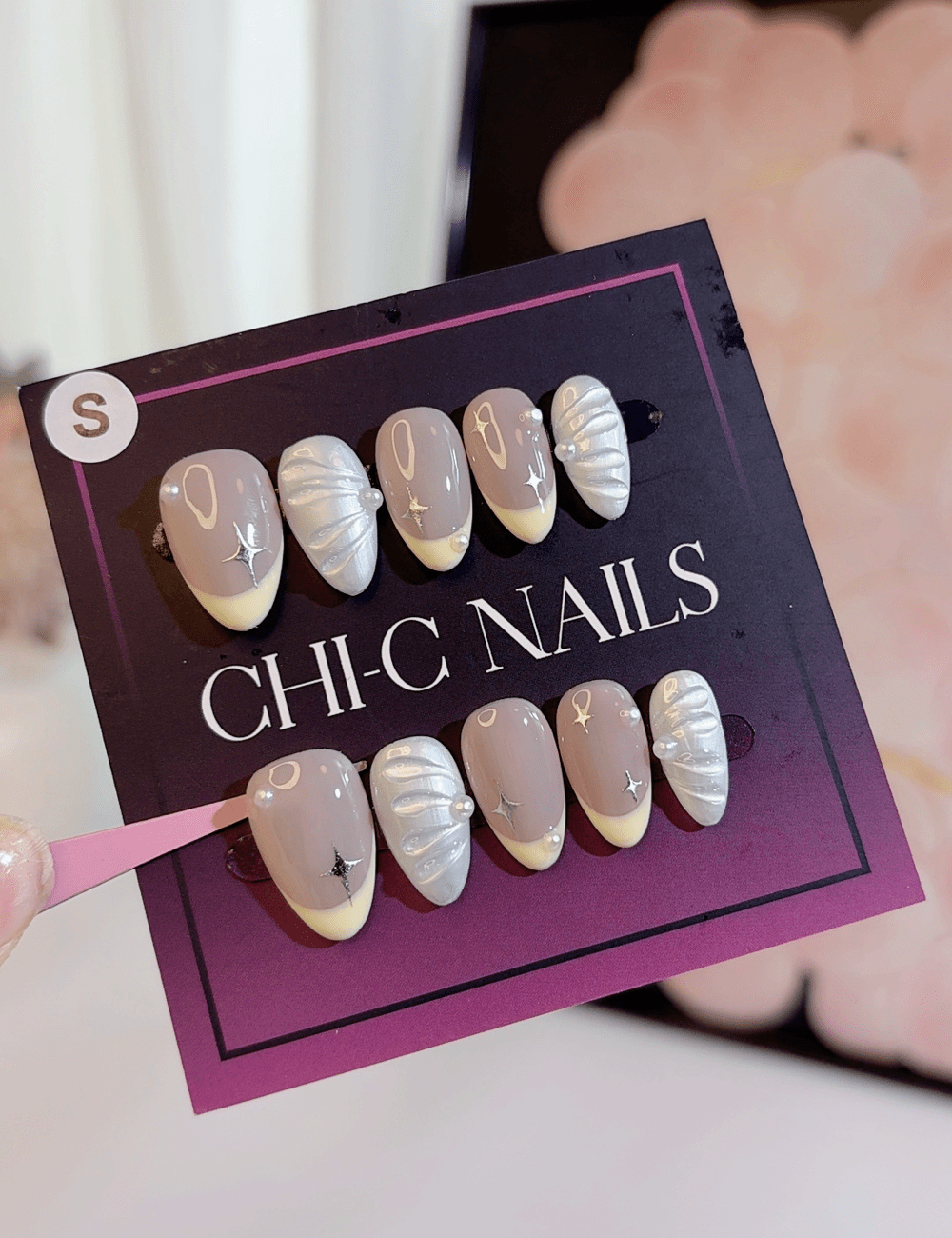 Shell Pearl & Star Press-On Nails – Short Almond | 3D White Iridescent Design