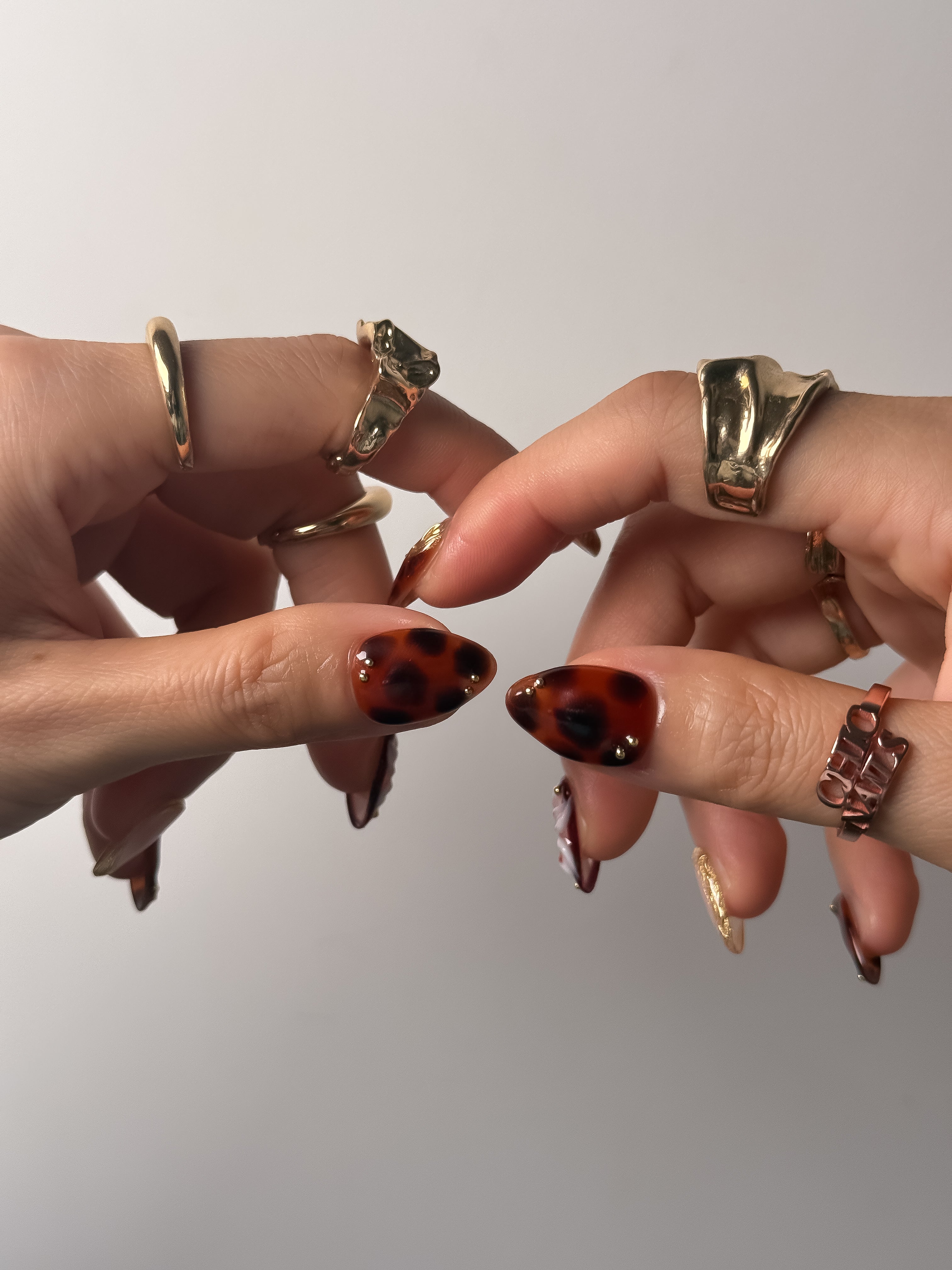 Handmade Tortoiseshell Floral Press-On Nails – Short Almond