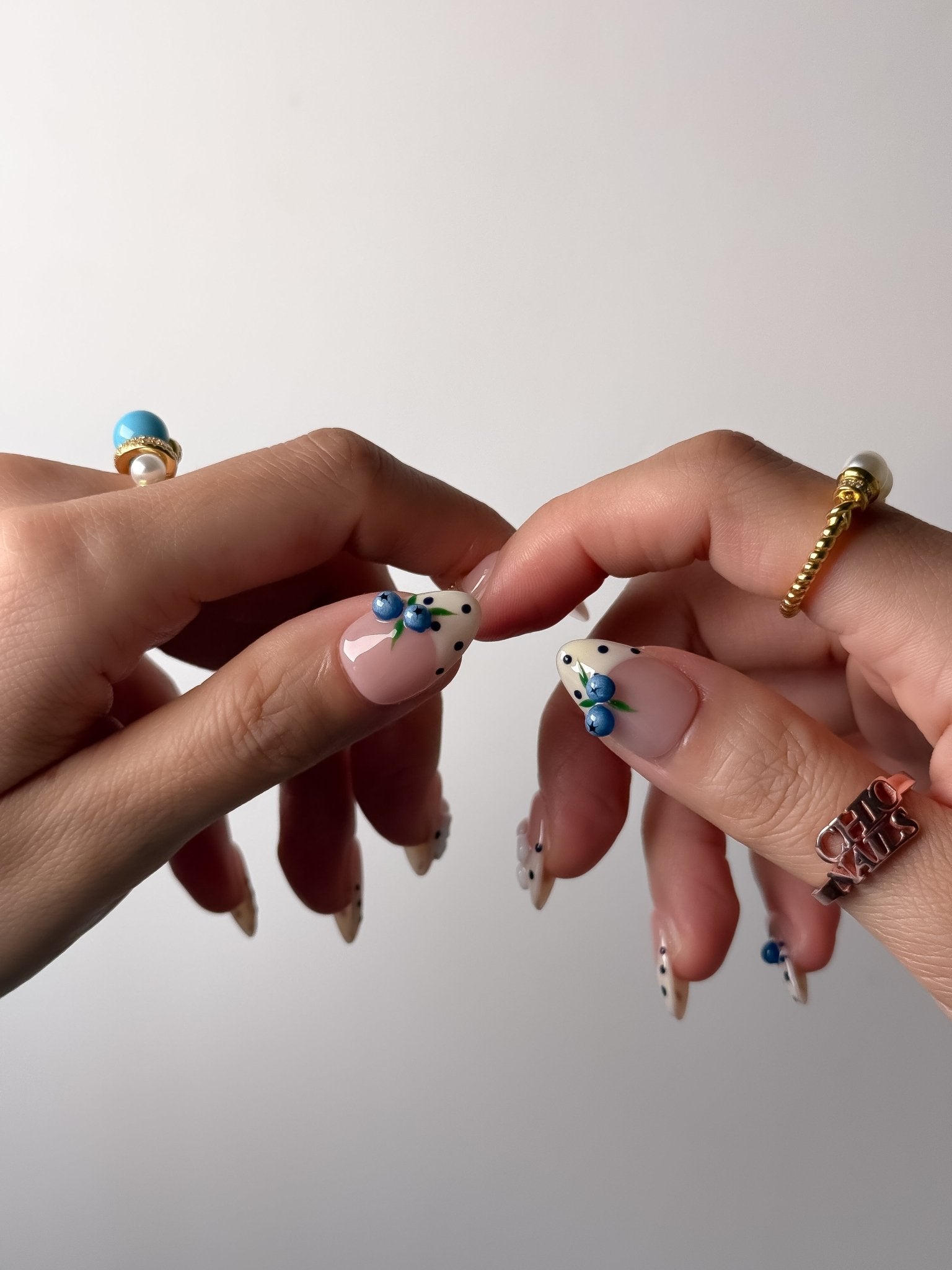 Handmade Daisy French Press-On Nails – Short Almond