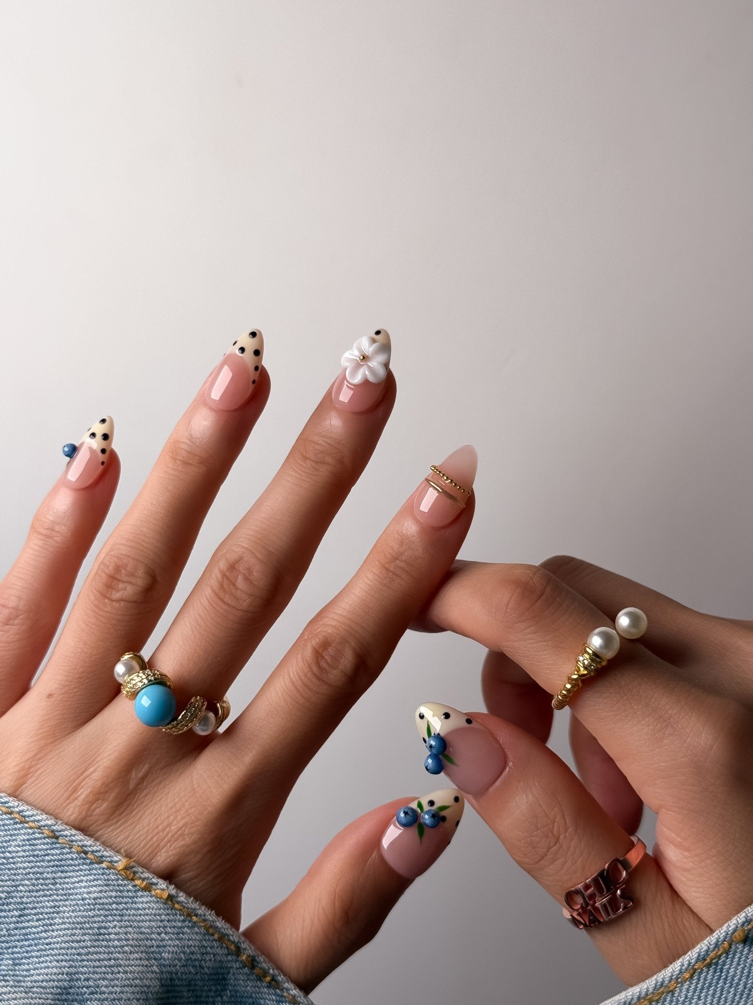 Handmade Daisy French Press-On Nails – Short Almond