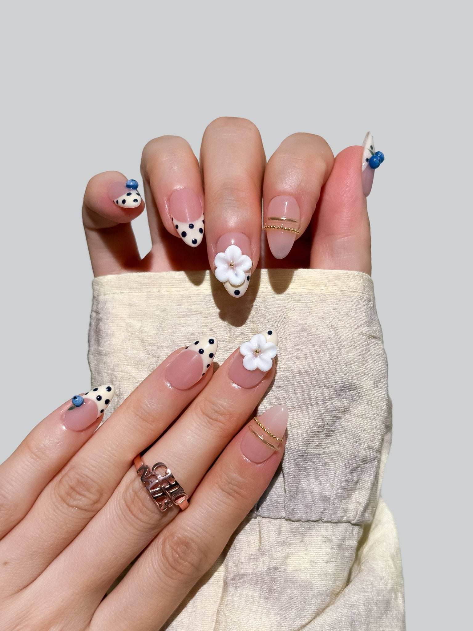 Handmade Daisy French Press-On Nails – Short Almond