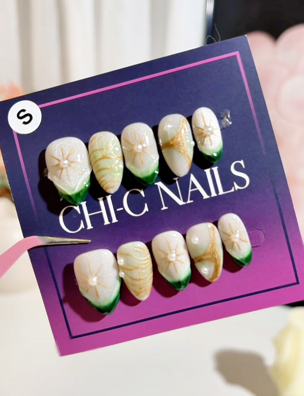 Forest Glow Press-On Nails – Green Marble & Gold Leaf Pearl Design