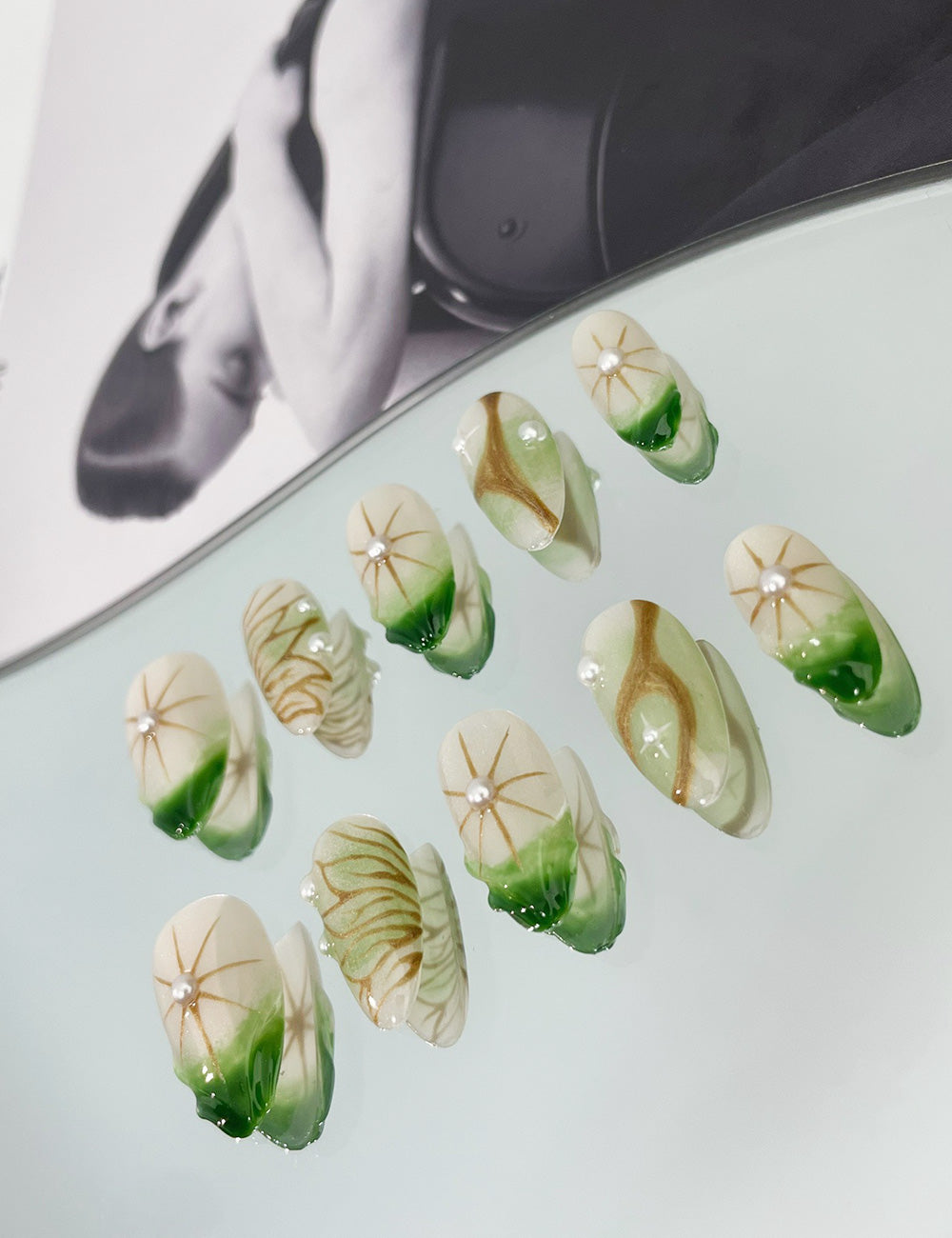 Forest Glow Press-On Nails – Green Marble & Gold Leaf Pearl Design