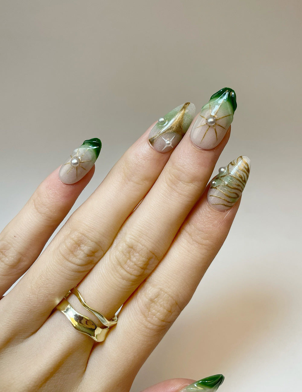 Forest Glow Press-On Nails – Green Marble & Gold Leaf Pearl Design