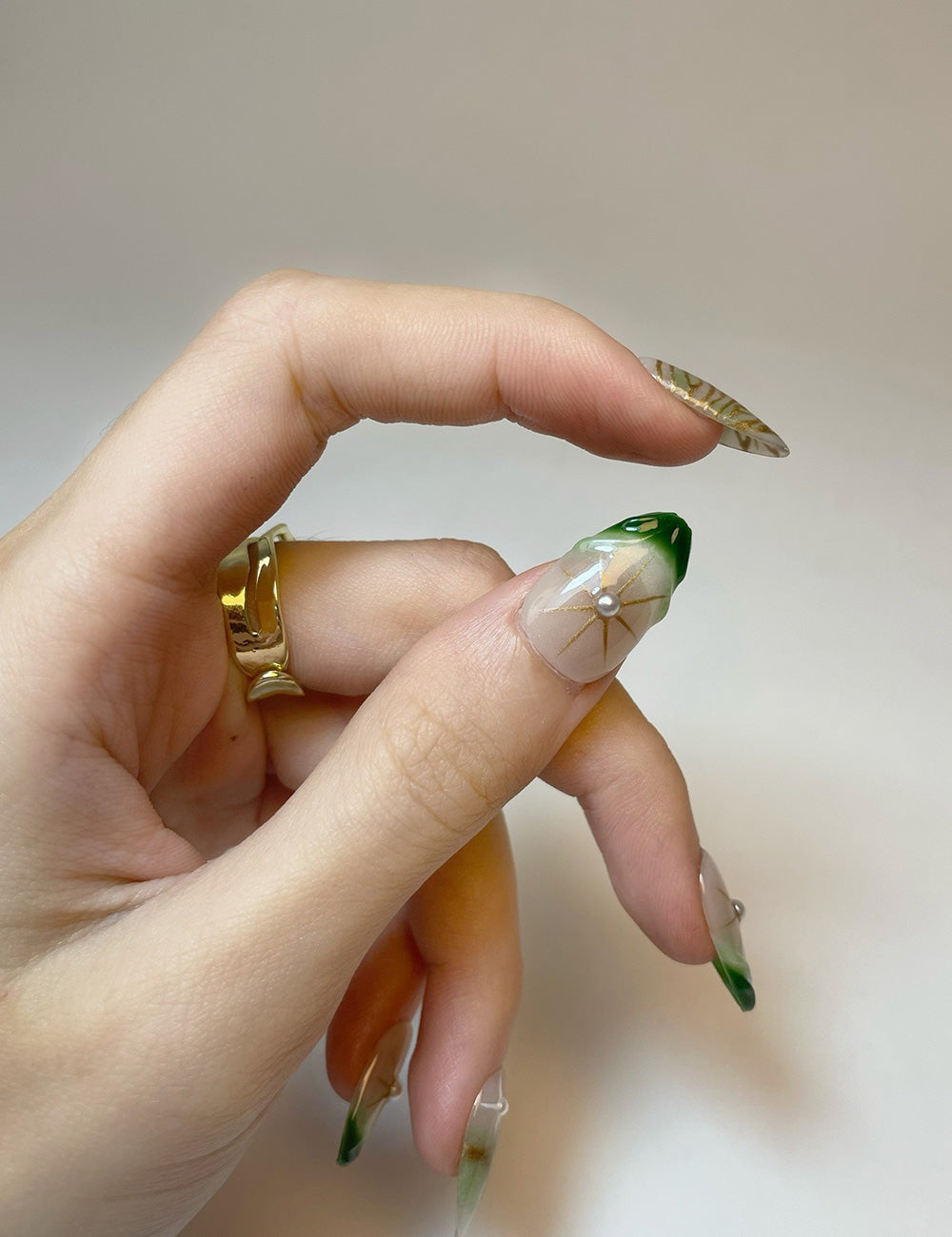 Forest Glow Press-On Nails – Green Marble & Gold Leaf Pearl Design