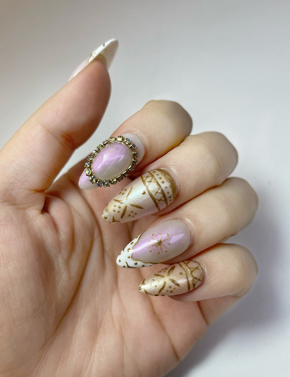 Golden Elegance – 3D Vintage Gold Press-On Nails