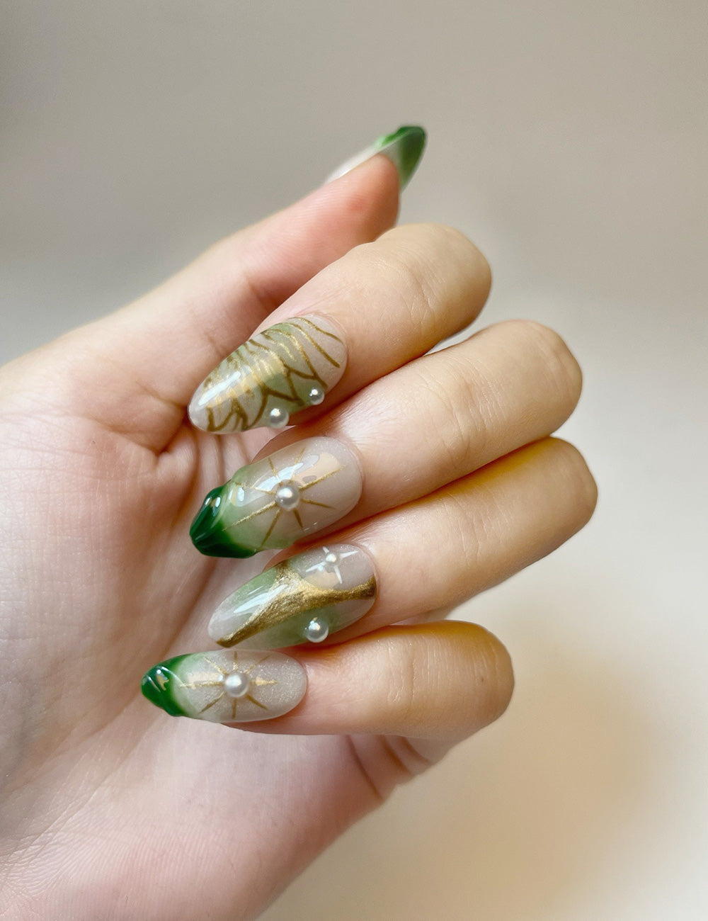Forest Glow Press-On Nails – Green Marble & Gold Leaf Pearl Design