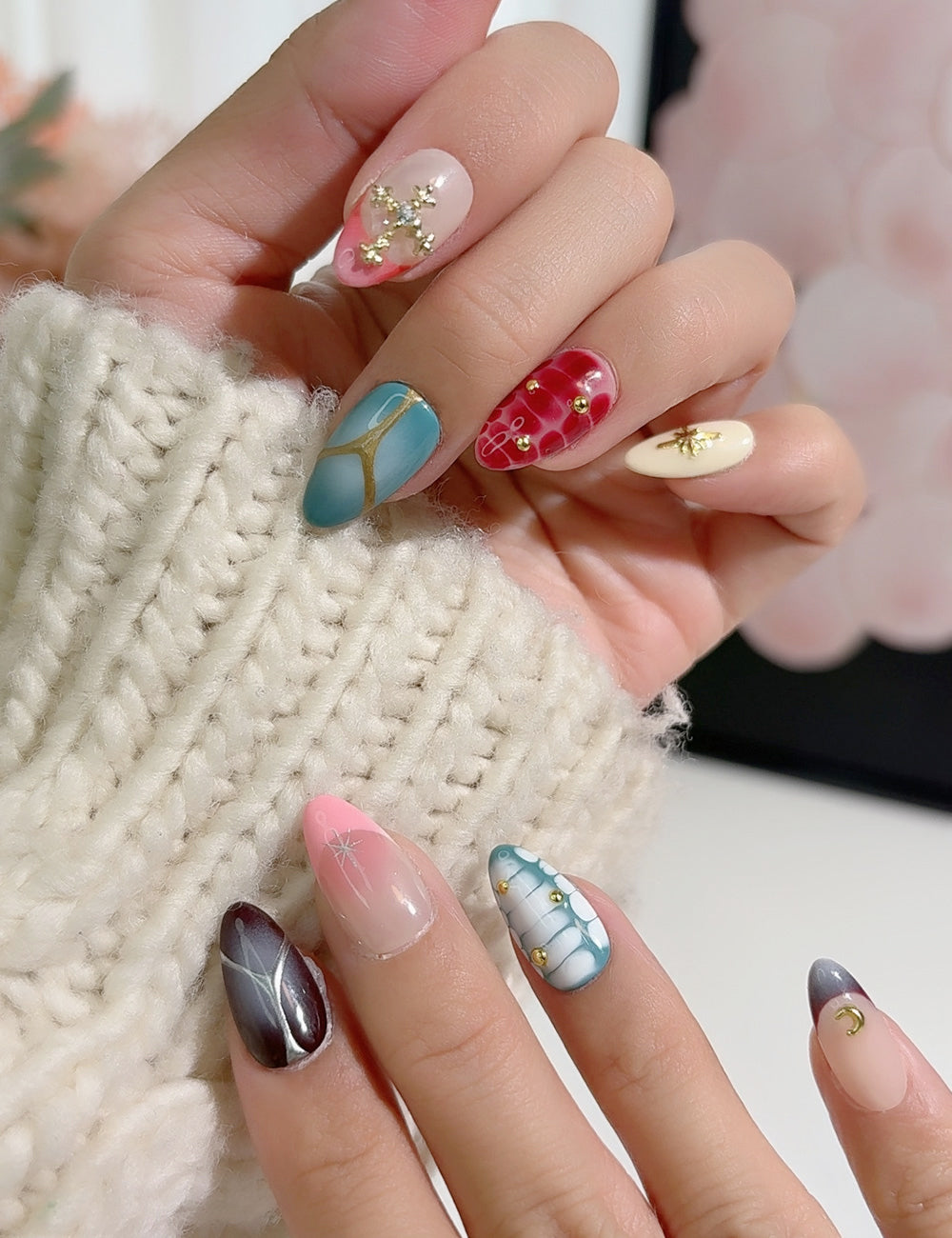Festive Royale Press-On Nails – Mixed Plaid, Cross & Gold Star Set