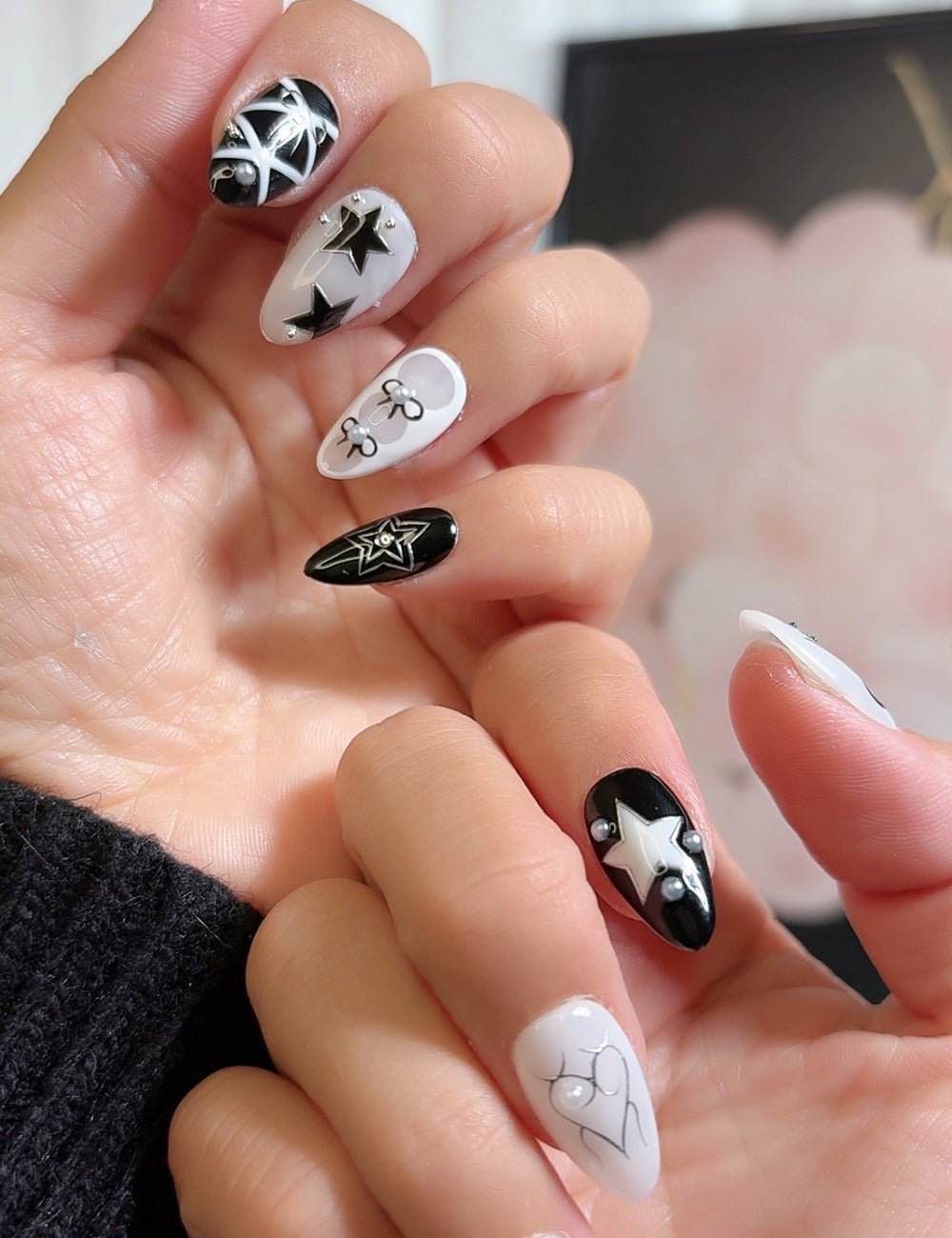 Stellar Vibes – Black & White Star Press-On Nails (Short Almond)