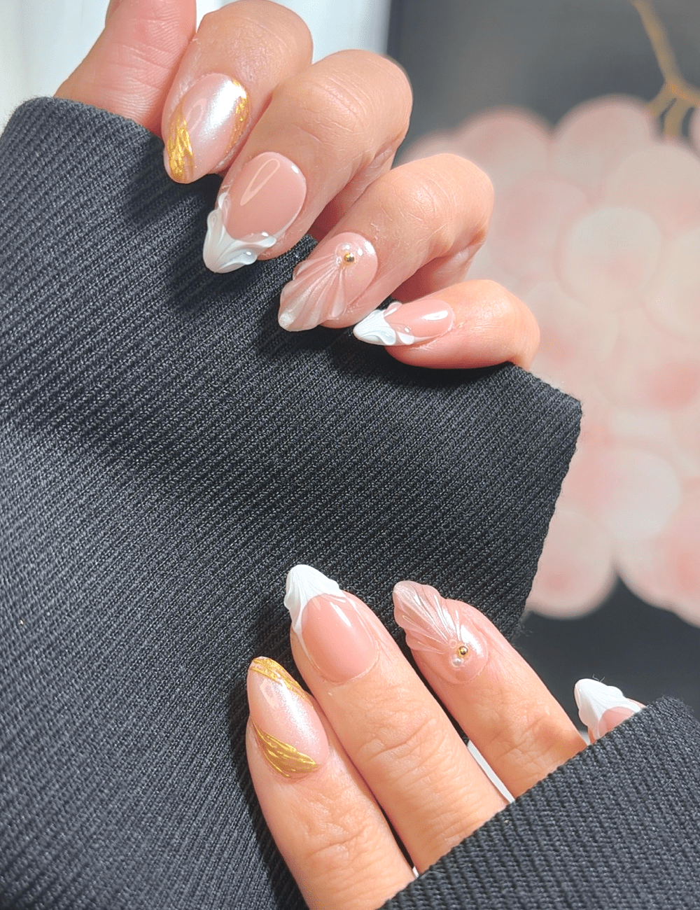 Sculpted Swan Feather Press-On Nails – Short Almond with Gold Accent