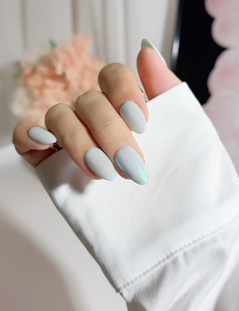 Icy Pearl Glow Press-On Nails – Short Almond Set