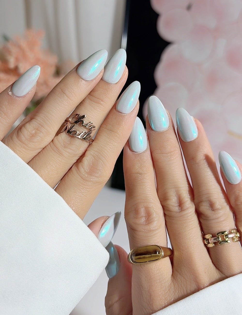 Icy Pearl Glow Press-On Nails – Short Almond Set