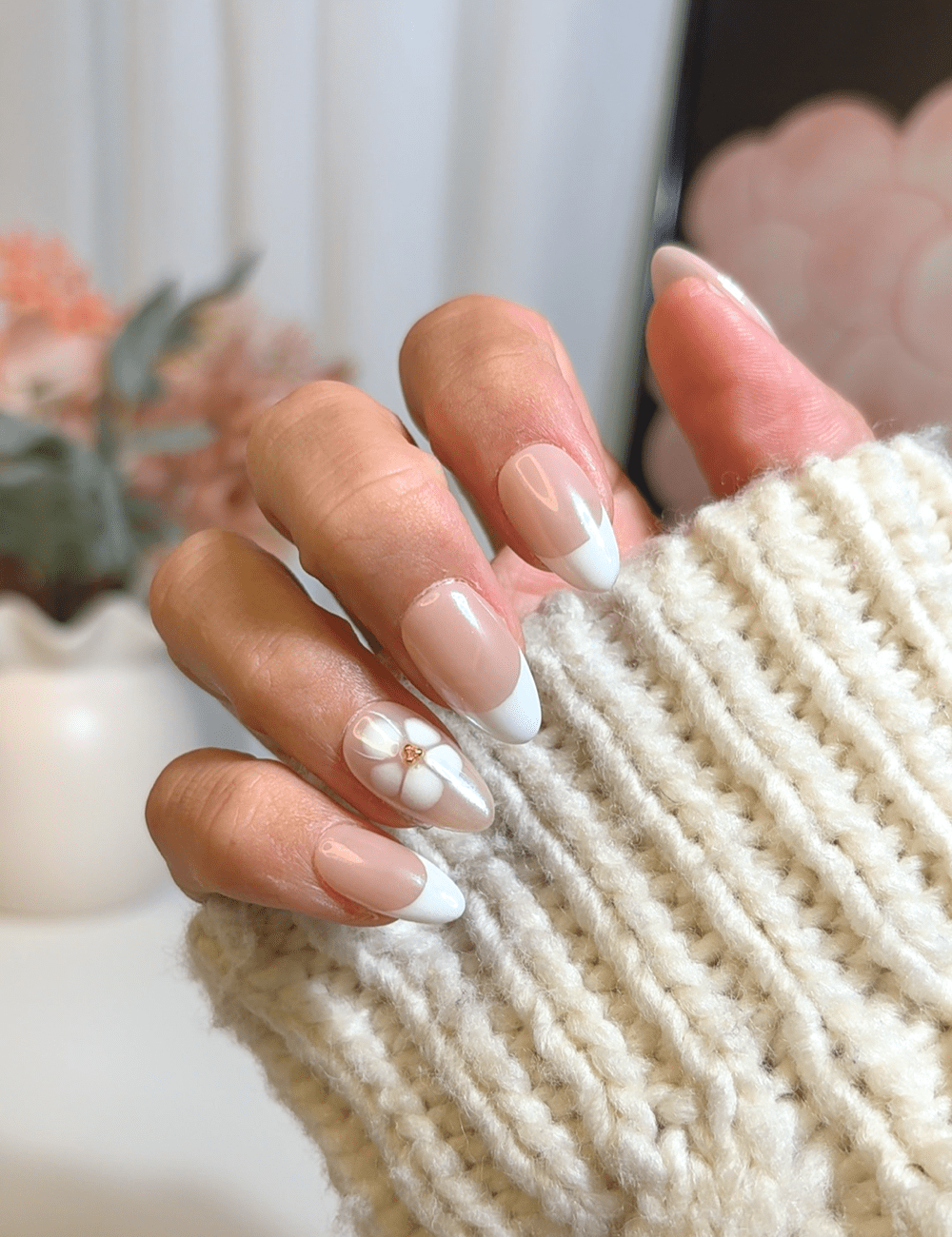 French Tip & 3D Daisy – Short Almond