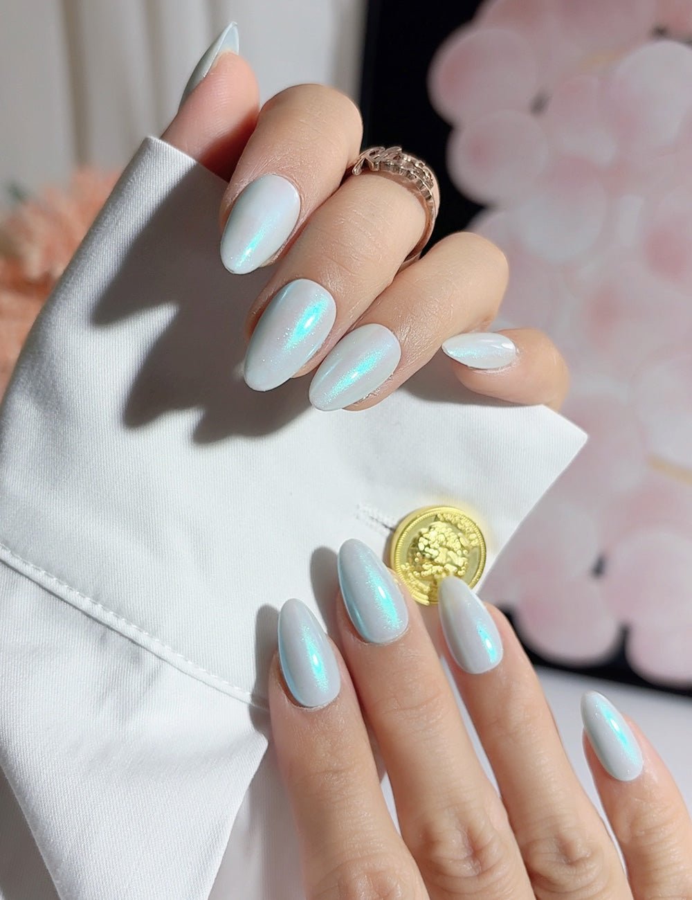 Icy Pearl Glow Press-On Nails – Short Almond Set