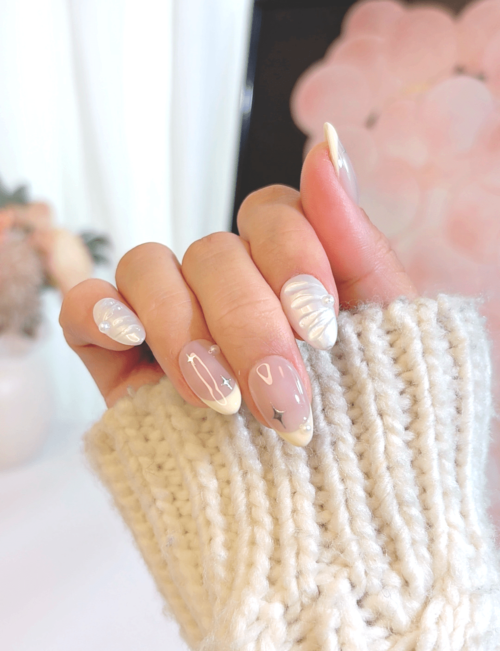 Shell Pearl & Star Press-On Nails – Short Almond | 3D White Iridescent Design