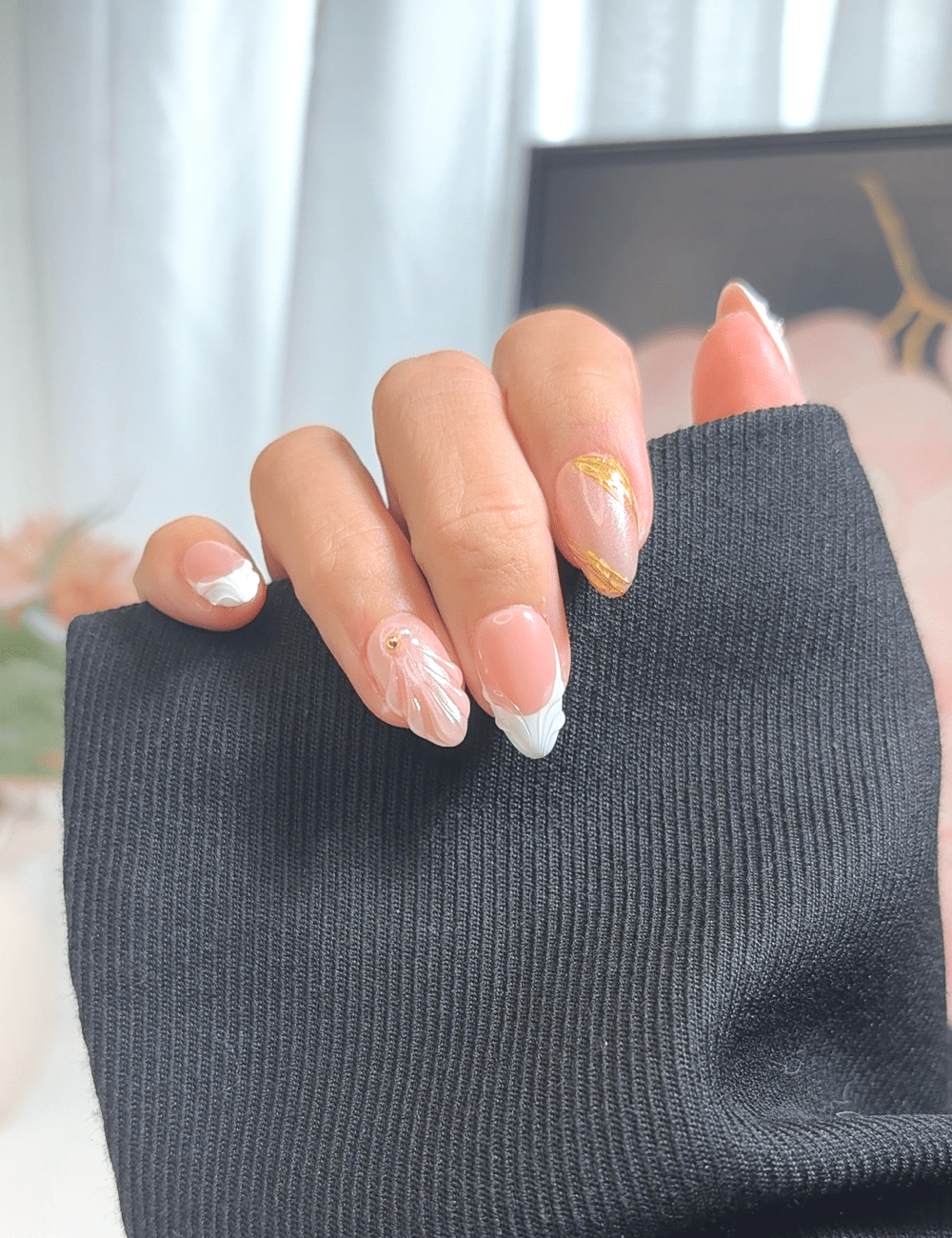 Sculpted Swan Feather Press-On Nails – Short Almond with Gold Accent