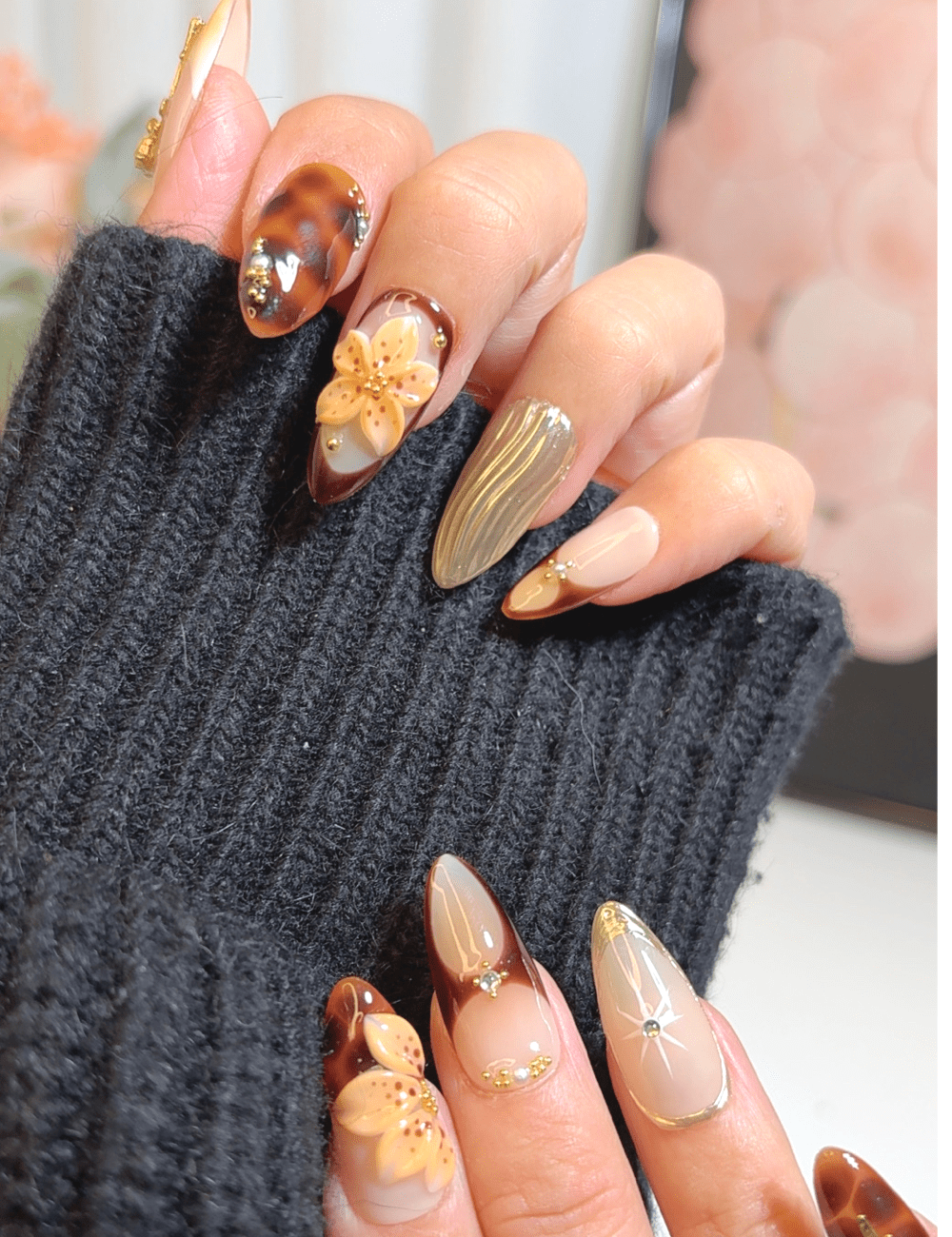 Tortoiseshell Bloom & Gold Detail – Medium Almond