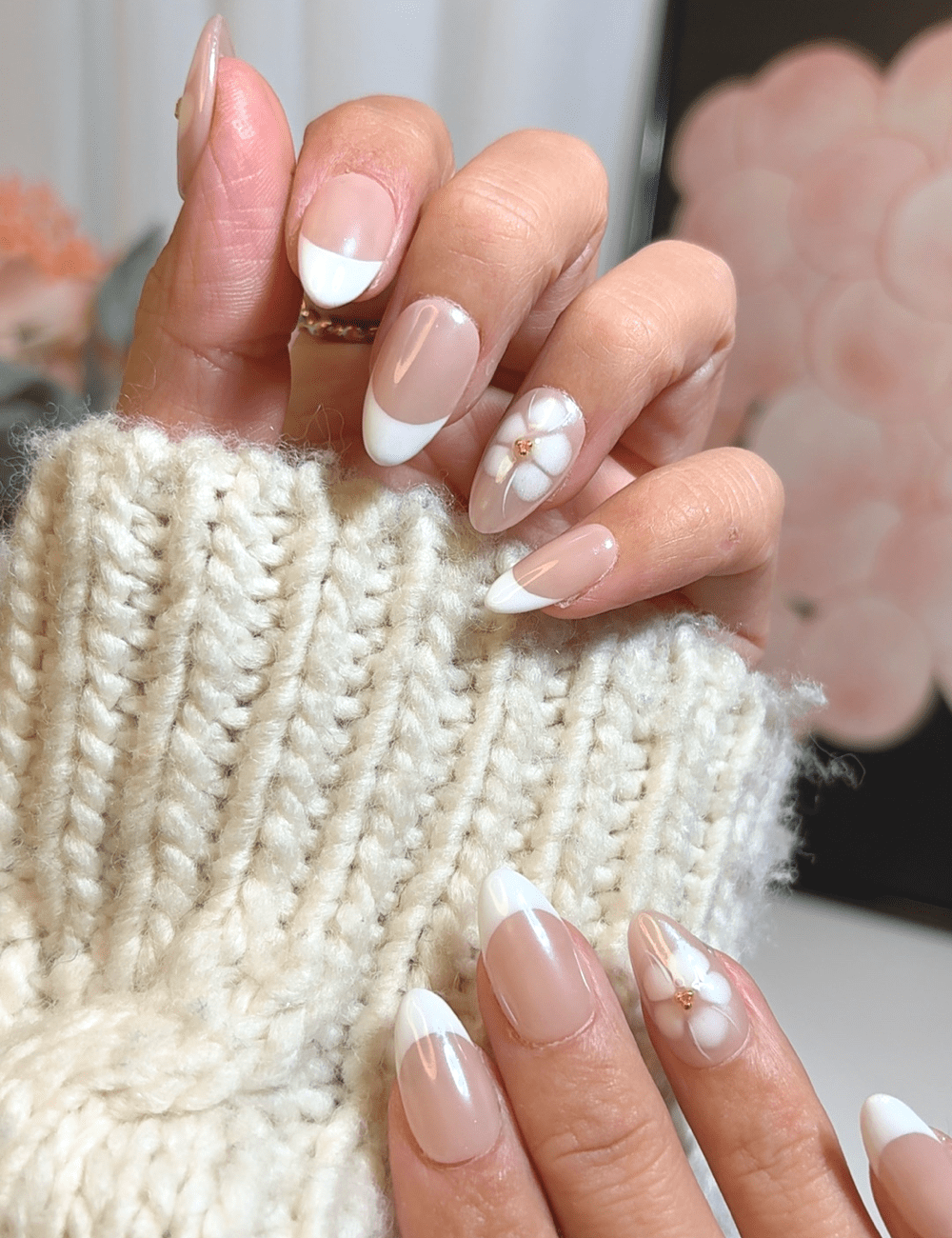 French Tip & 3D Daisy – Short Almond