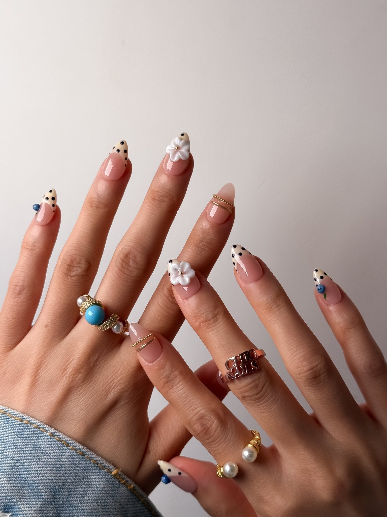 Handmade Daisy French Press-On Nails – Short Almond